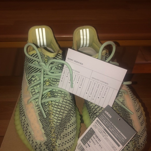 Yeezy350v2 - Picture 2 of 4